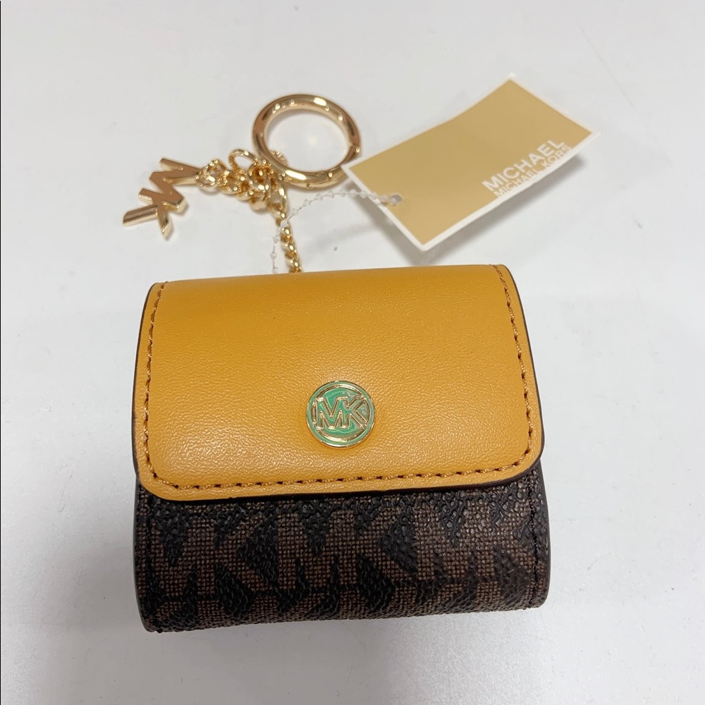 Michael Kors AirPod case - Picture 3 of 10